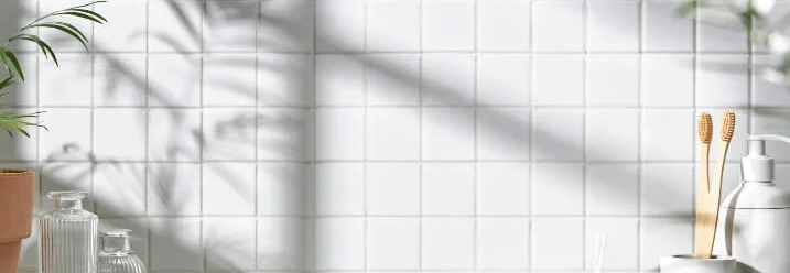 Badezimmerutensilien auf Ablage